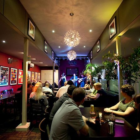 รามาดา เฮอร์เวย์เบย์ Hotel เฮอร์วีย์เบย์ ร้านอาหาร รูปภาพ The interior of the restaurant