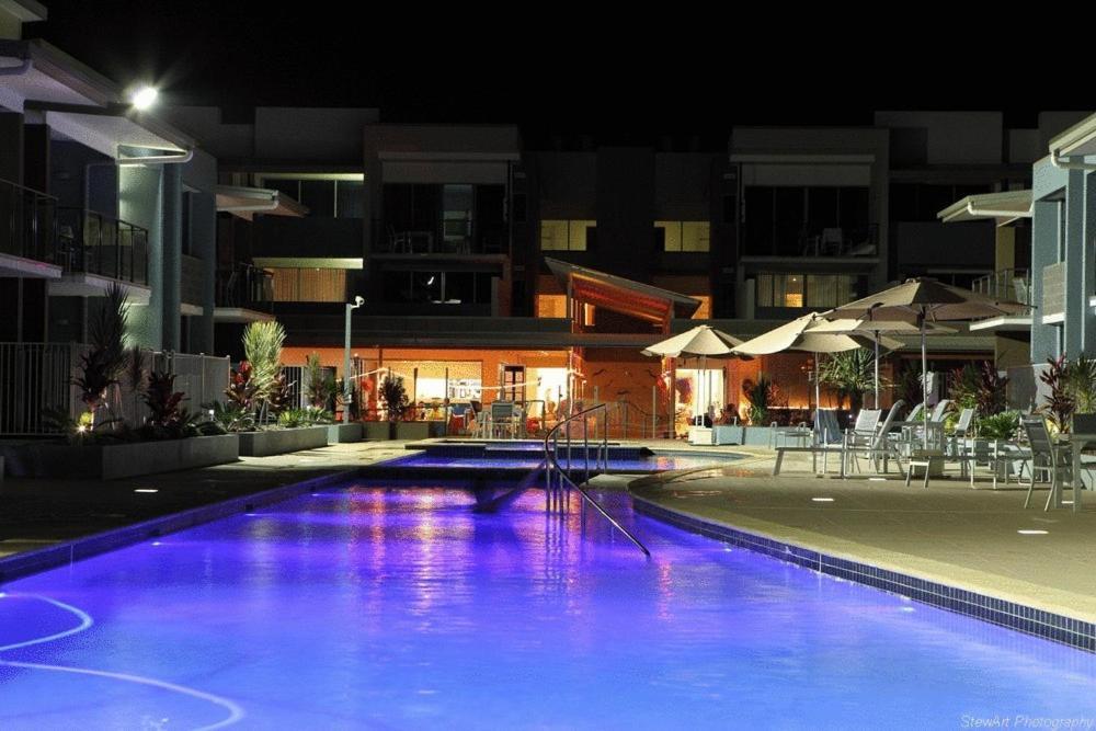 รามาดา เฮอร์เวย์เบย์ Hotel เฮอร์วีย์เบย์ ภายนอก รูปภาพ The pool at the hotel