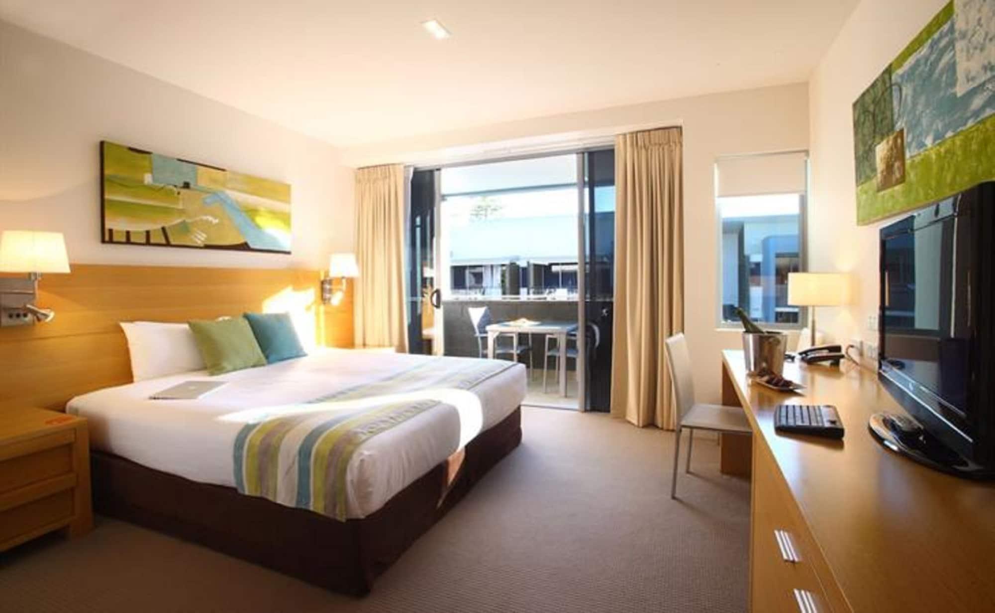 รามาดา เฮอร์เวย์เบย์ Hotel เฮอร์วีย์เบย์ ห้อง รูปภาพ A typical room at the Mantra Crown Towers