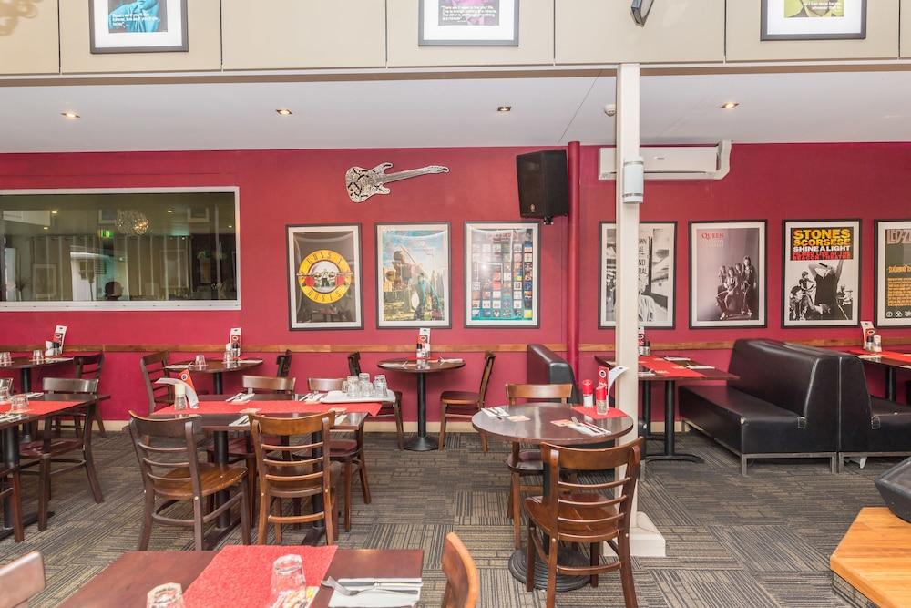 รามาดา เฮอร์เวย์เบย์ Hotel เฮอร์วีย์เบย์ ภายนอก รูปภาพ Interior of a typical Red Robin restaurant