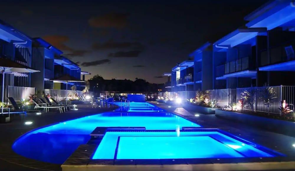 รามาดา เฮอร์เวย์เบย์ Hotel เฮอร์วีย์เบย์ ภายนอก รูปภาพ The pool at night
