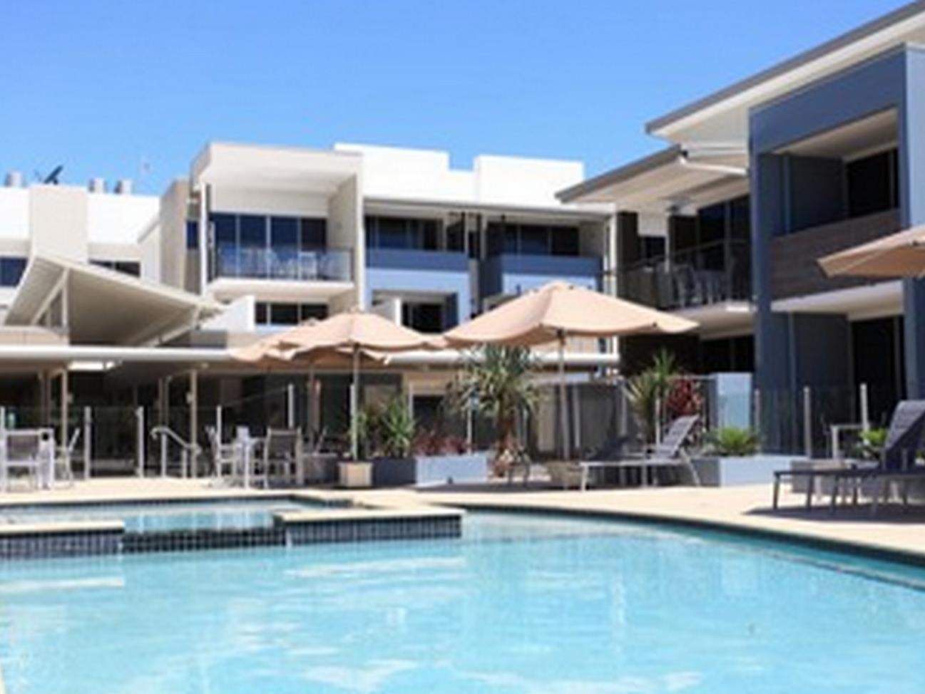 รามาดา เฮอร์เวย์เบย์ Hotel เฮอร์วีย์เบย์ ภายนอก รูปภาพ The pool at the Mantra on Saltwater Island