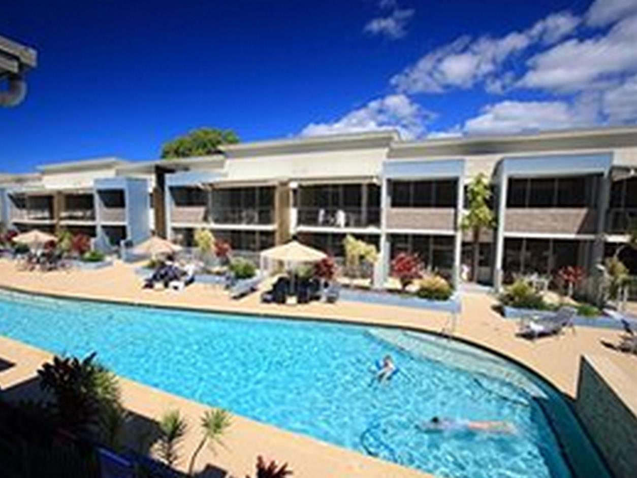 รามาดา เฮอร์เวย์เบย์ Hotel เฮอร์วีย์เบย์ ภายนอก รูปภาพ The pool at the hotel
