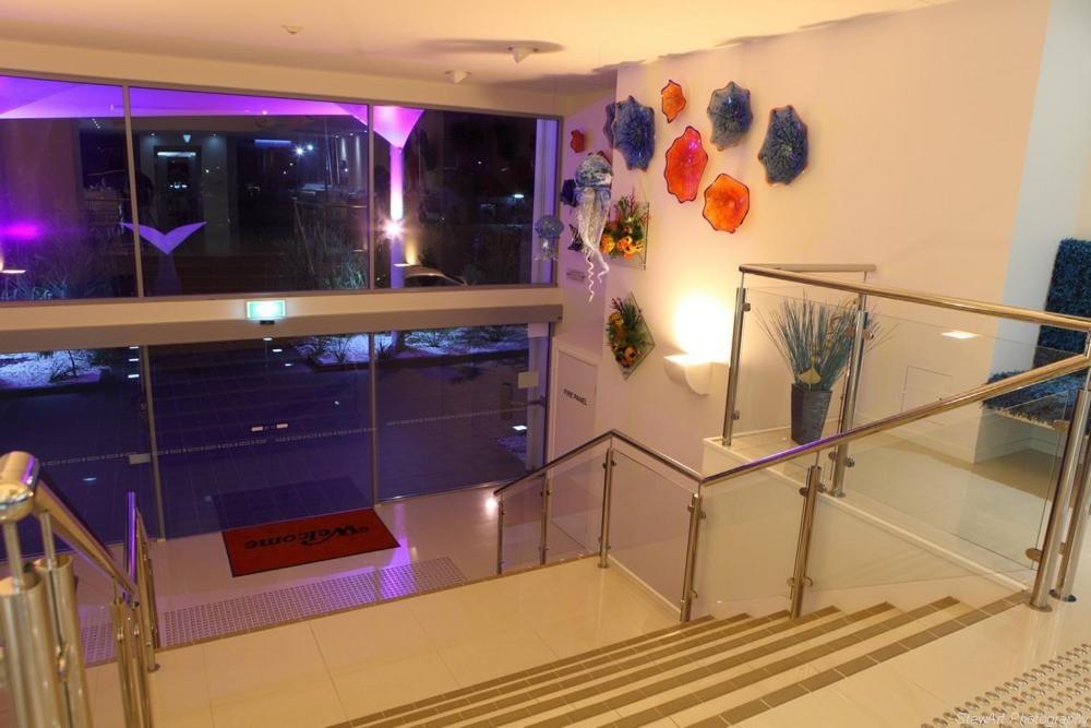 รามาดา เฮอร์เวย์เบย์ Hotel เฮอร์วีย์เบย์ ภายใน รูปภาพ The staircase at the hotel