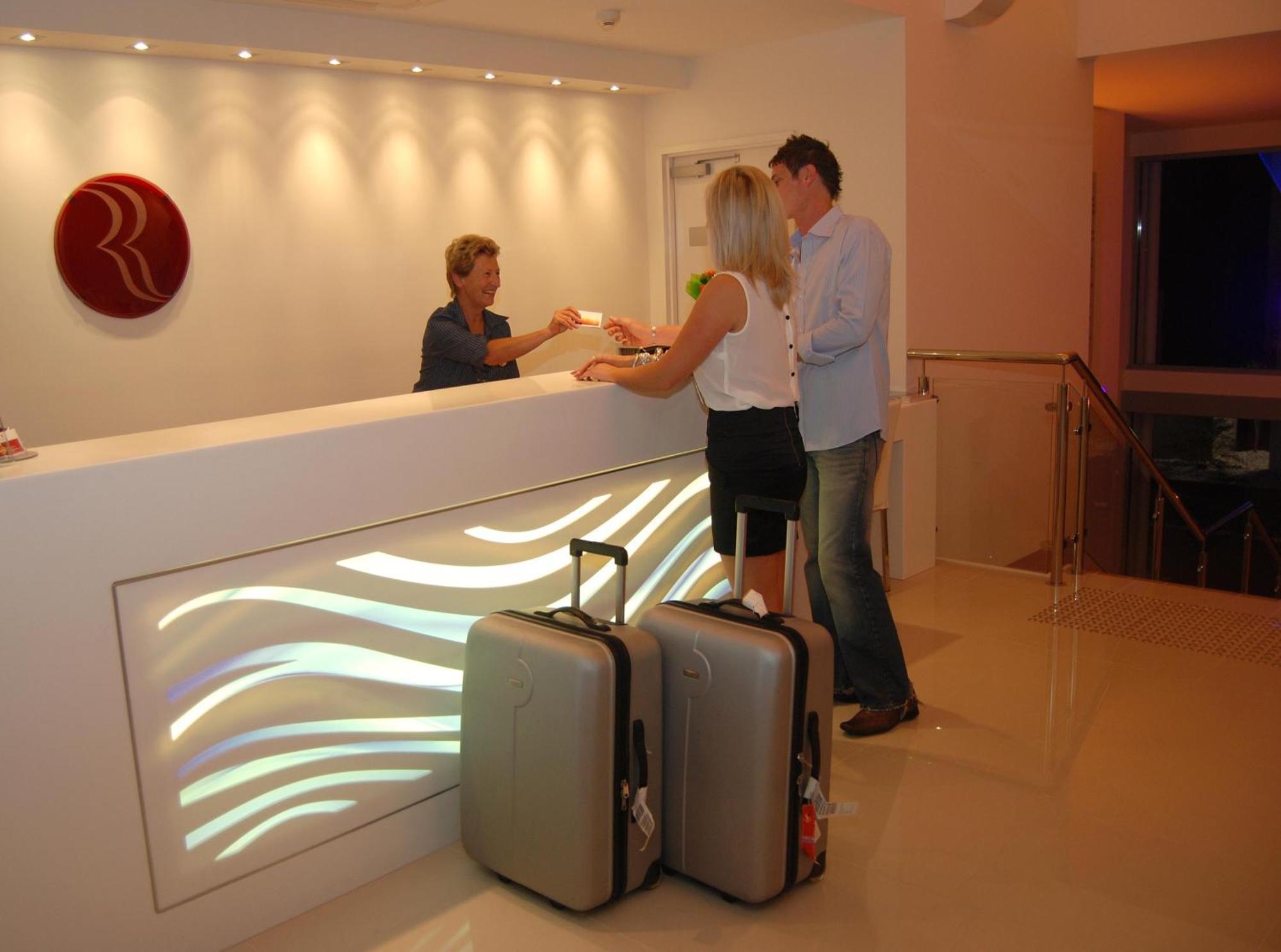 รามาดา เฮอร์เวย์เบย์ Hotel เฮอร์วีย์เบย์ ภายใน รูปภาพ A hotel receptionist