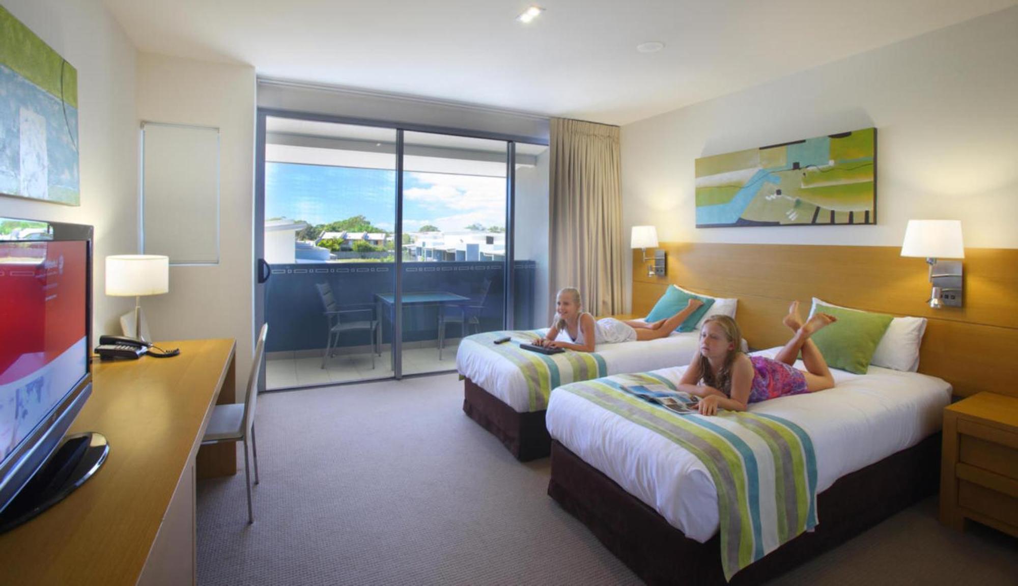 รามาดา เฮอร์เวย์เบย์ Hotel เฮอร์วีย์เบย์ ภายนอก รูปภาพ A typical hotel room
