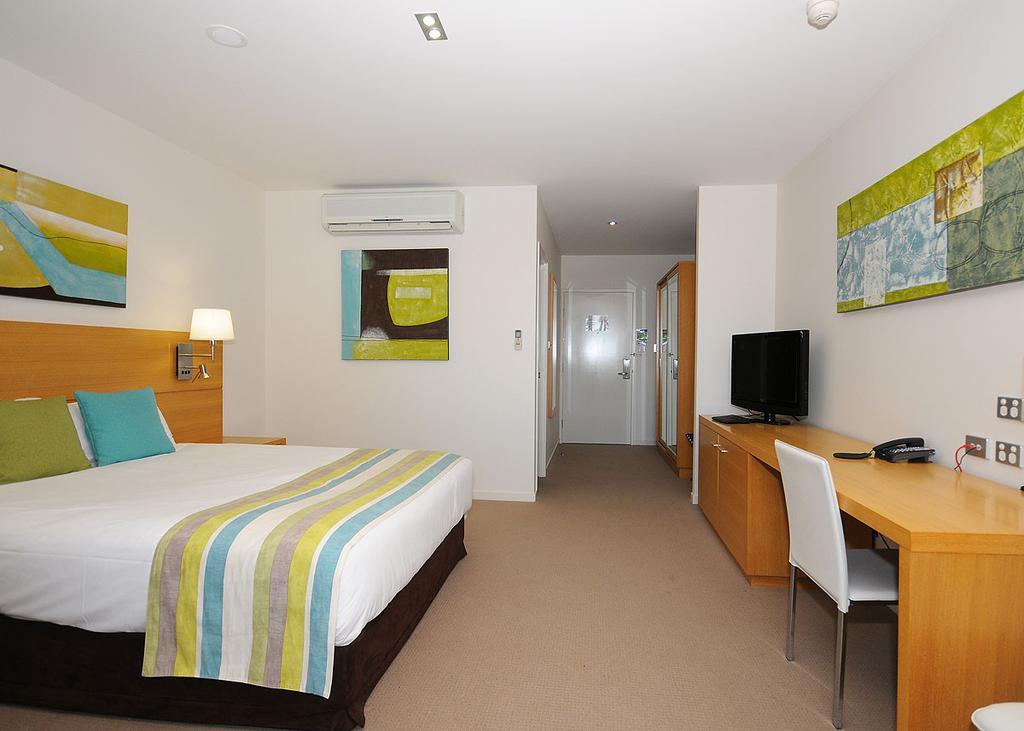 รามาดา เฮอร์เวย์เบย์ Hotel เฮอร์วีย์เบย์ ภายนอก รูปภาพ A typical hotel room