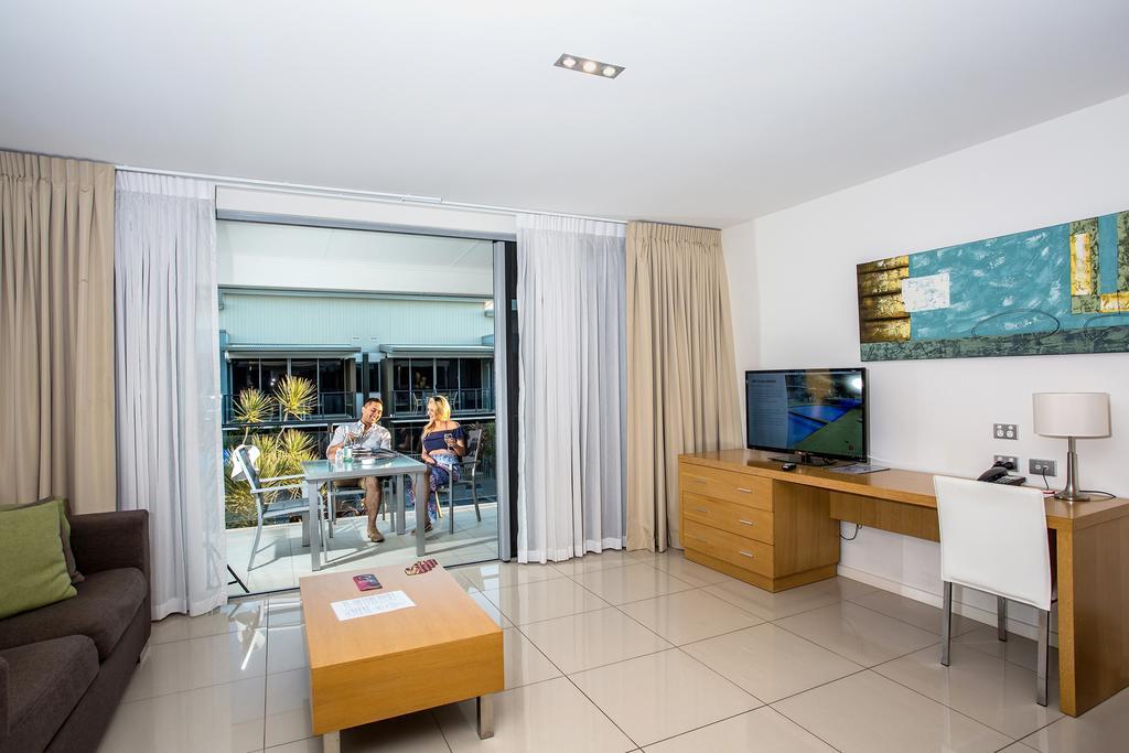 รามาดา เฮอร์เวย์เบย์ Hotel เฮอร์วีย์เบย์ ภายนอก รูปภาพ A living room in a hotel
