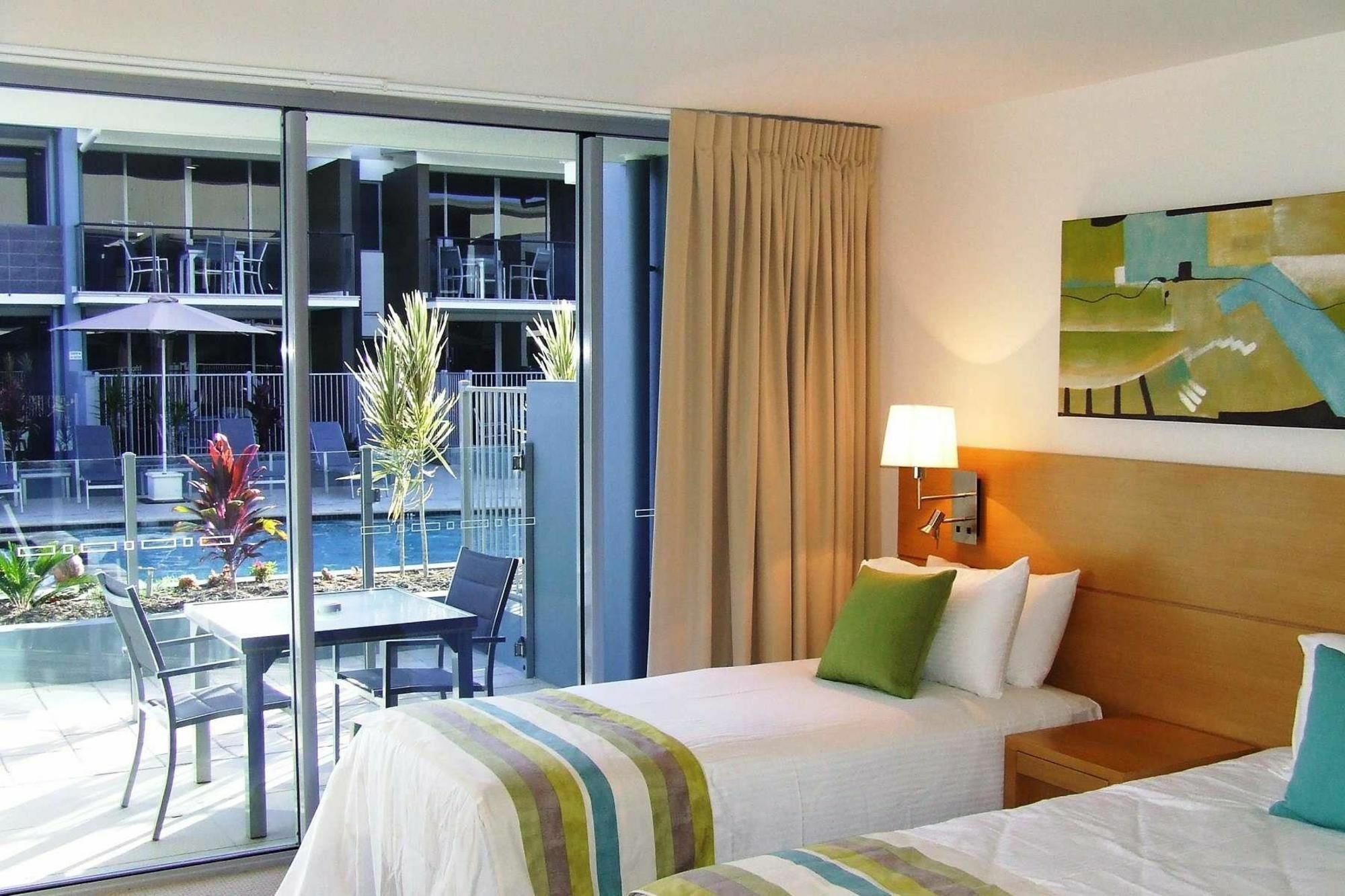 รามาดา เฮอร์เวย์เบย์ Hotel เฮอร์วีย์เบย์ ภายนอก รูปภาพ A room at the Mantra Crown Towers