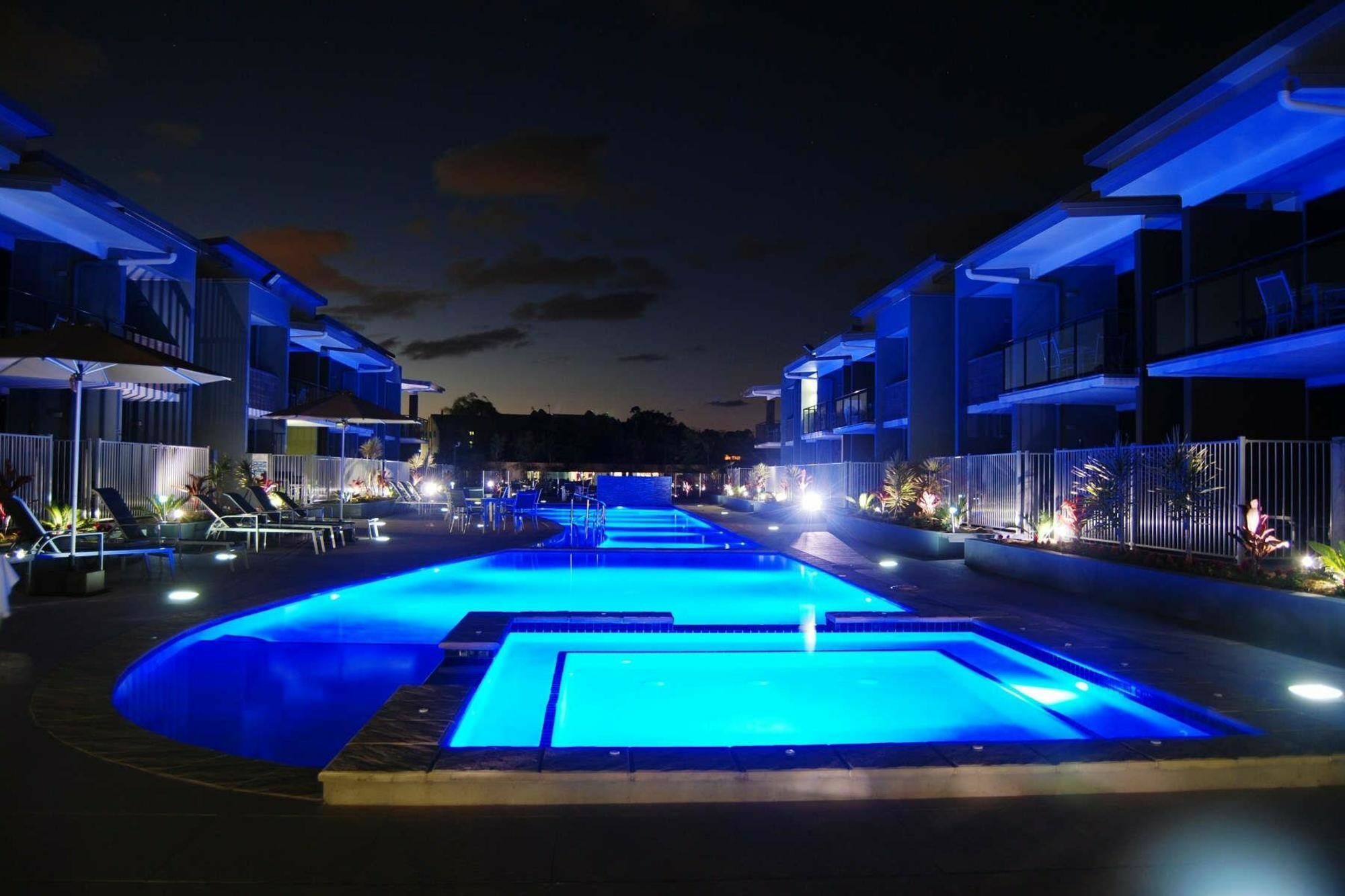 รามาดา เฮอร์เวย์เบย์ Hotel เฮอร์วีย์เบย์ ภายนอก รูปภาพ The pool at the Blue Sky Inn