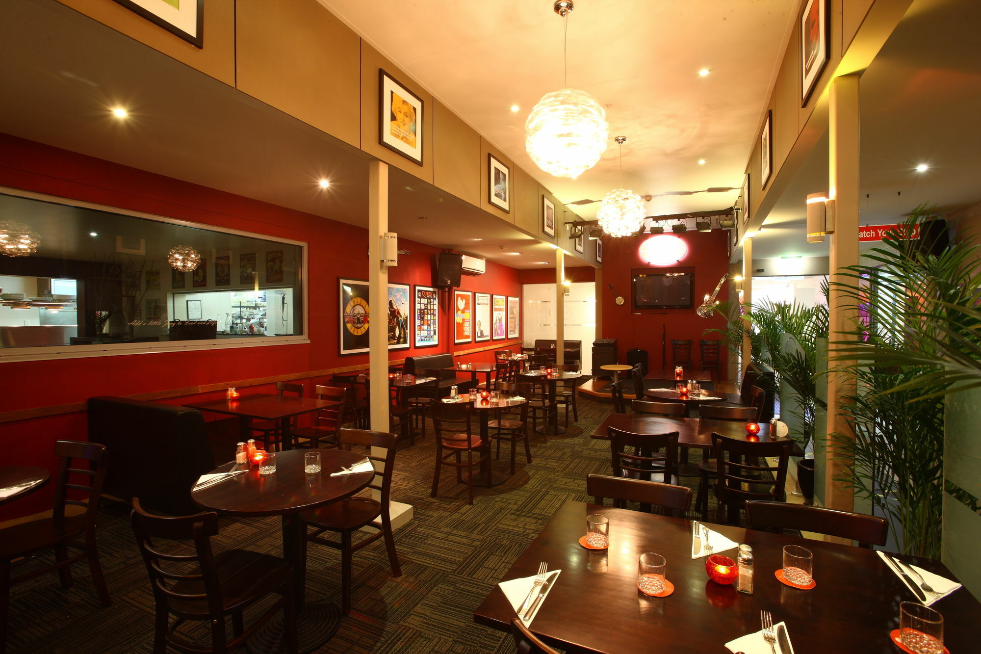 รามาดา เฮอร์เวย์เบย์ Hotel เฮอร์วีย์เบย์ ภายนอก รูปภาพ Interior of the restaurant