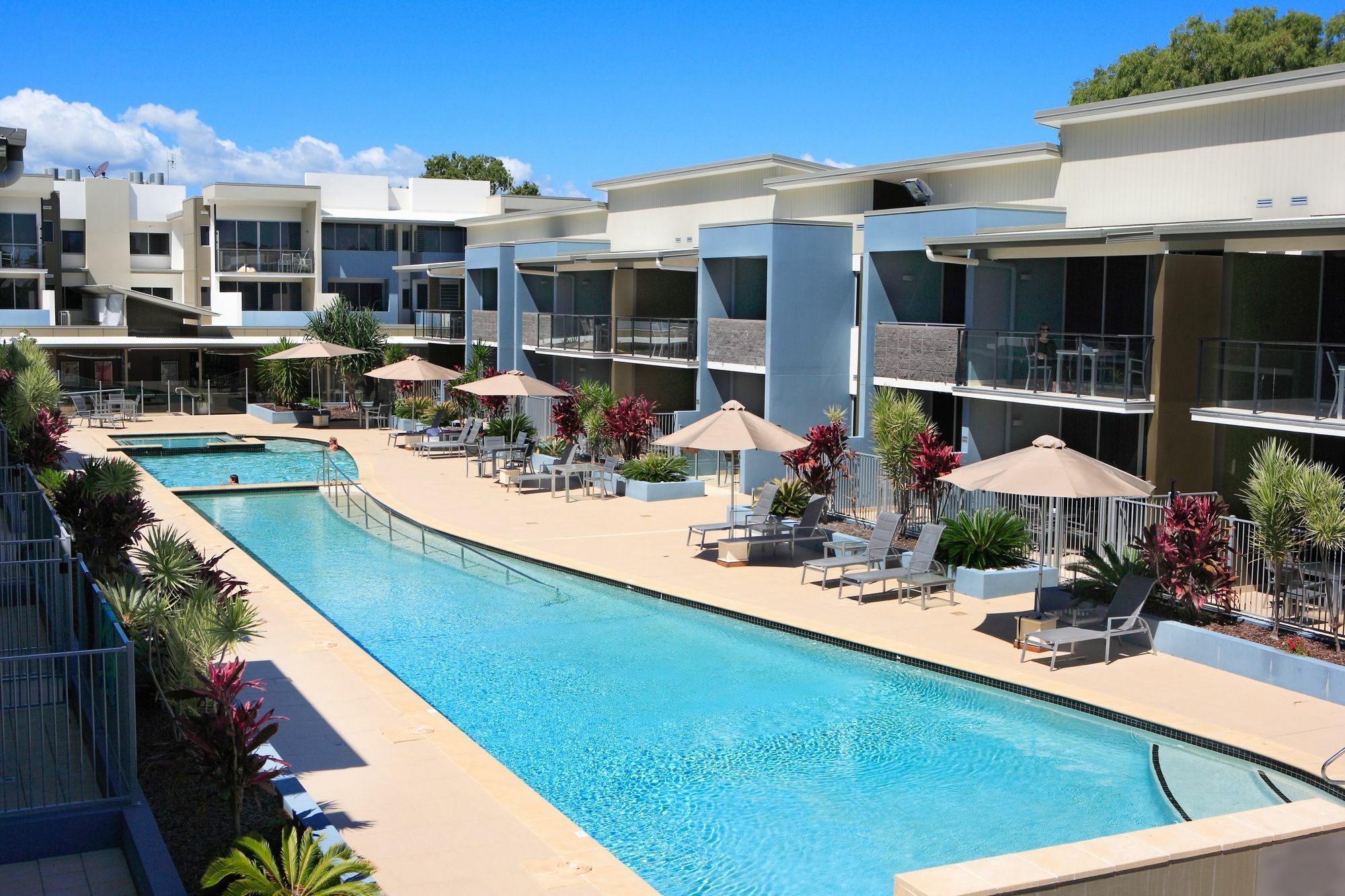 รามาดา เฮอร์เวย์เบย์ Hotel เฮอร์วีย์เบย์ ภายนอก รูปภาพ The pool at the Mantra on Saltwater Island