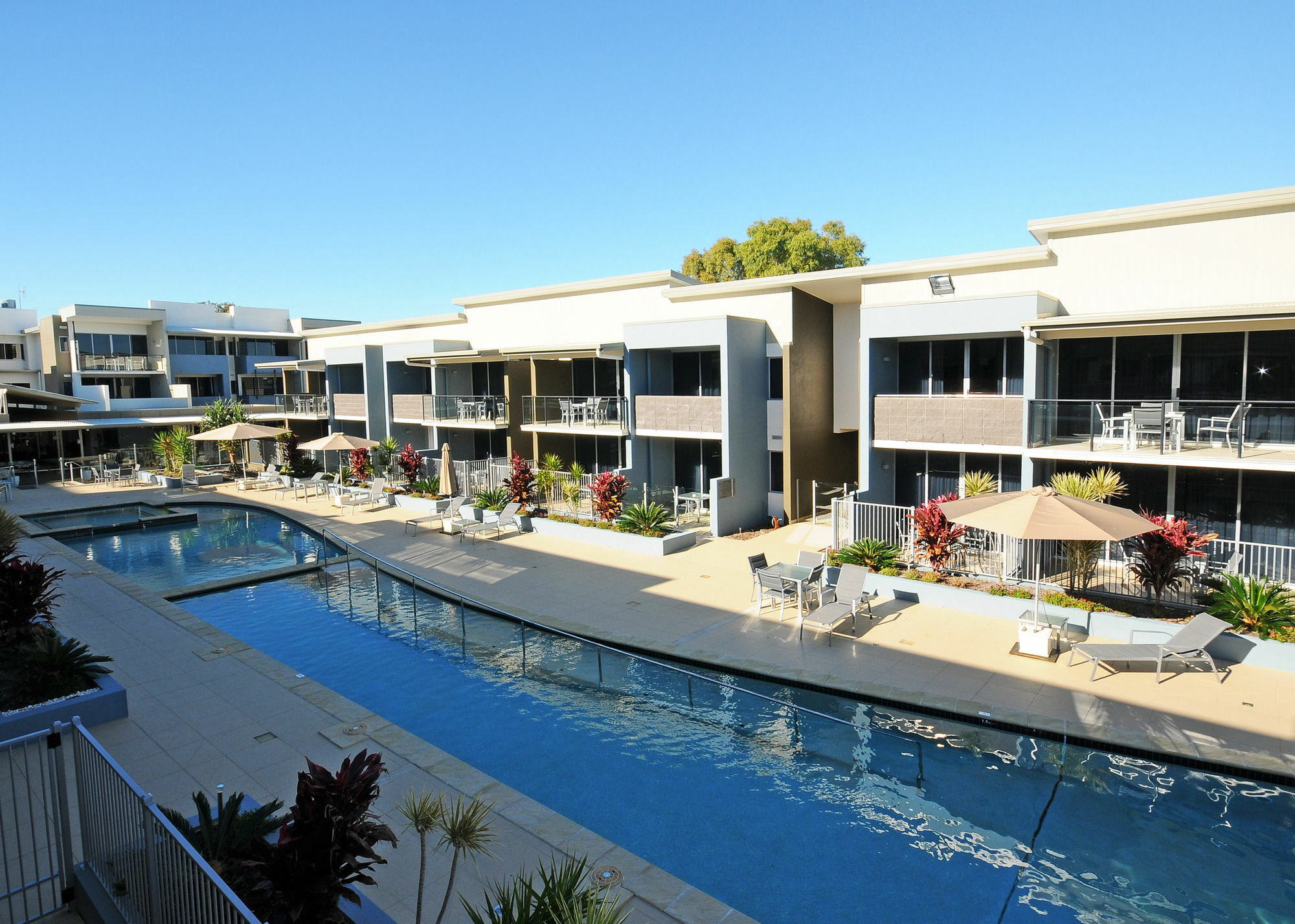 รามาดา เฮอร์เวย์เบย์ Hotel เฮอร์วีย์เบย์ ภายนอก รูปภาพ The pool at the Mantra on Mooloolaba