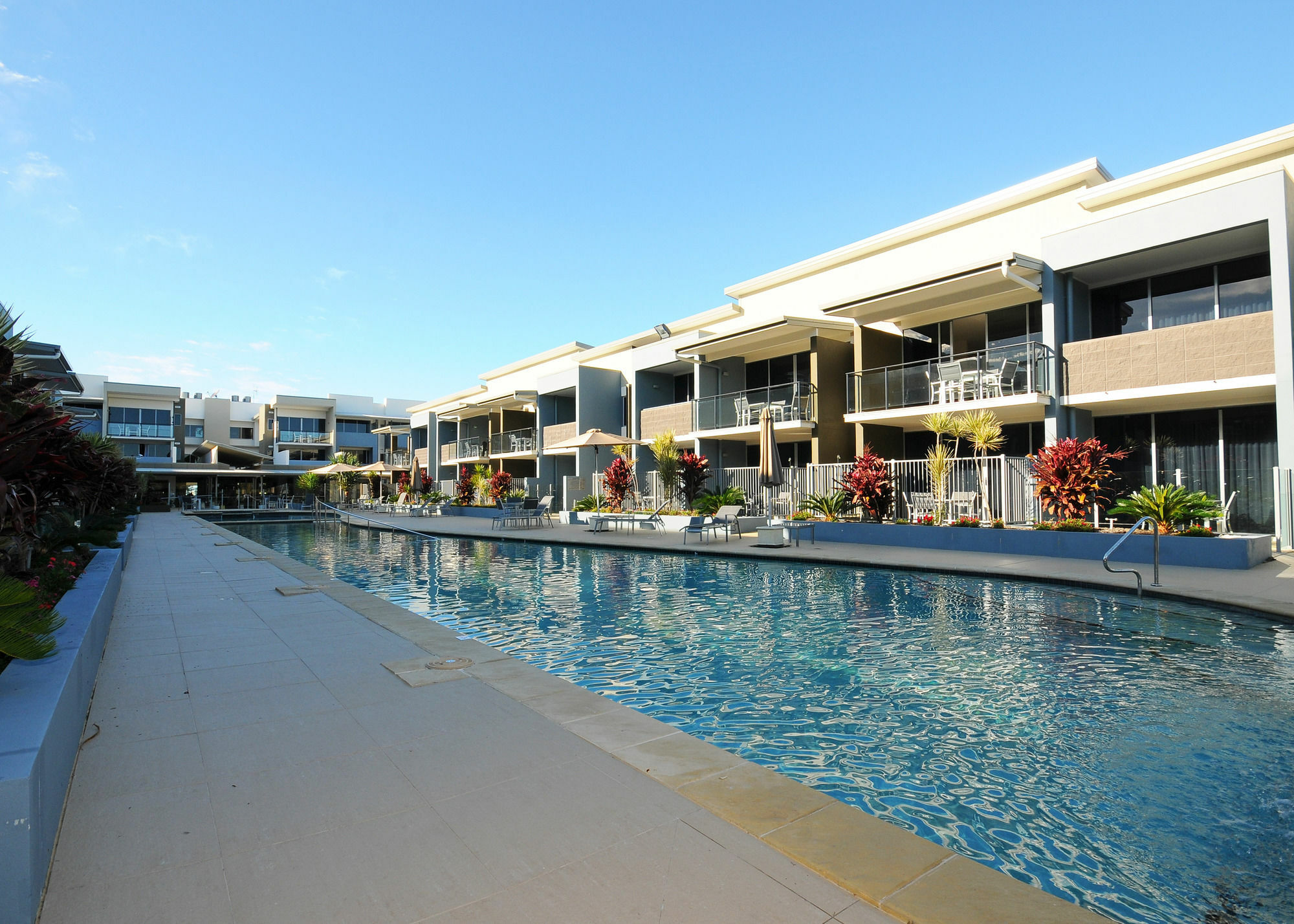 รามาดา เฮอร์เวย์เบย์ Hotel เฮอร์วีย์เบย์ ภายนอก รูปภาพ The pool at the Mantra on Saltwater Island